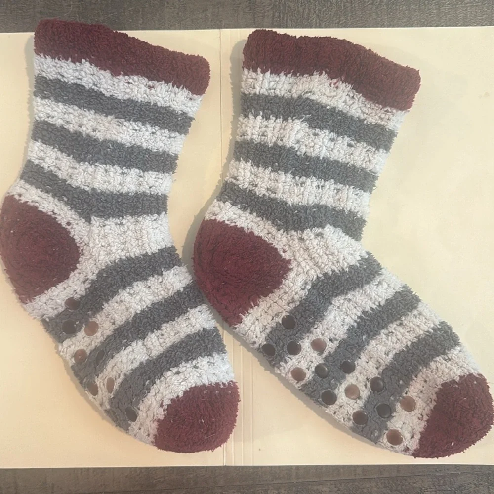 BATH & BODY WORKS Fuzzy Gripper Cabin Socks Gray Burgundy Ivory Stripe GUC